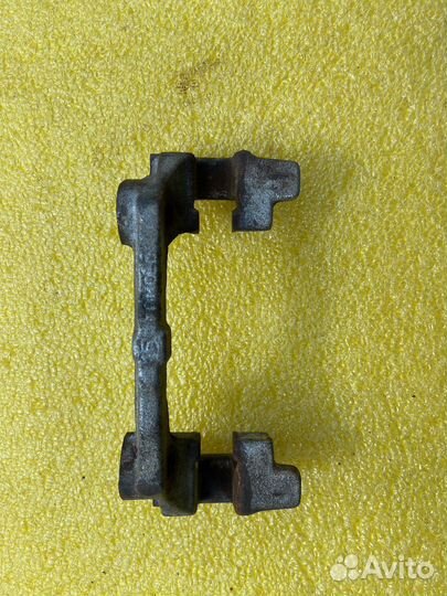 Скоба заднего суппорта mazda