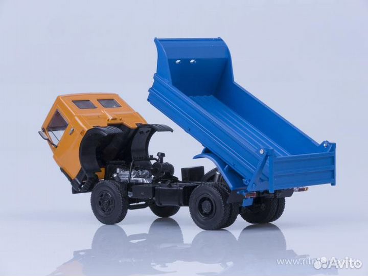 Коллекционная модель автомобиля маз-5551 самосвал