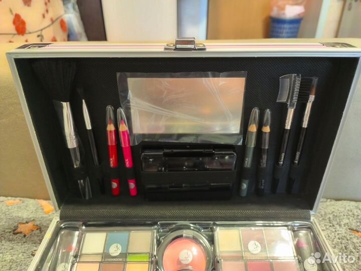 Набор женской косметики (в чемоданчике)