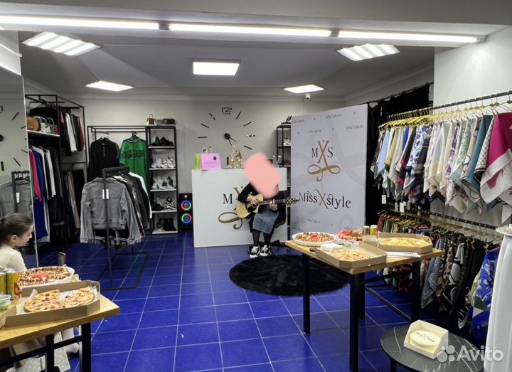 Сдаются в аренду рейлы и полки в шоуруме