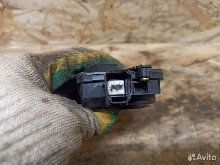 Замок крышки багажника Kia Cerato 1