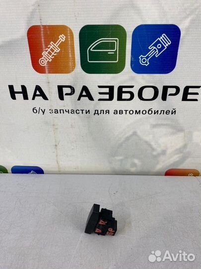 Кнопка центрального замка передняя правая