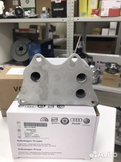 Радиатор масляный VAG 06J117021E