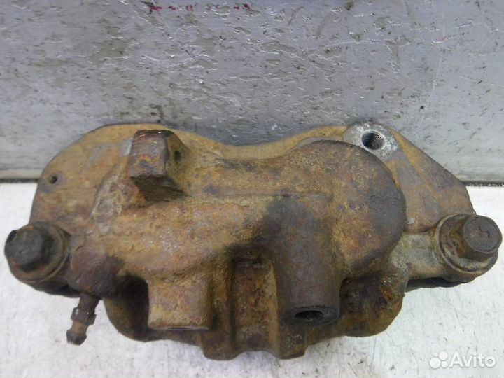 Суппорт передний левый Mitsubishi Pajero 2