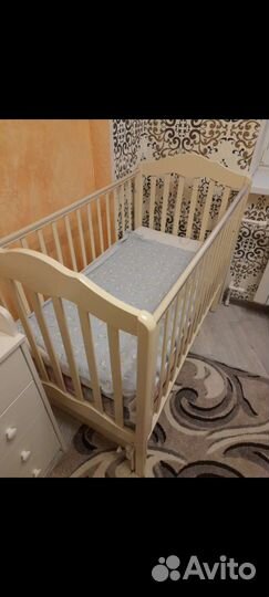 Кроватка детская с маятником