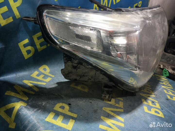 Правая ксеноновая фара Toyota Land Cruiser 200