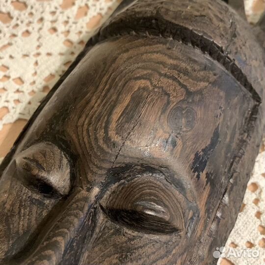 Африканская маска из эбенового дерева
