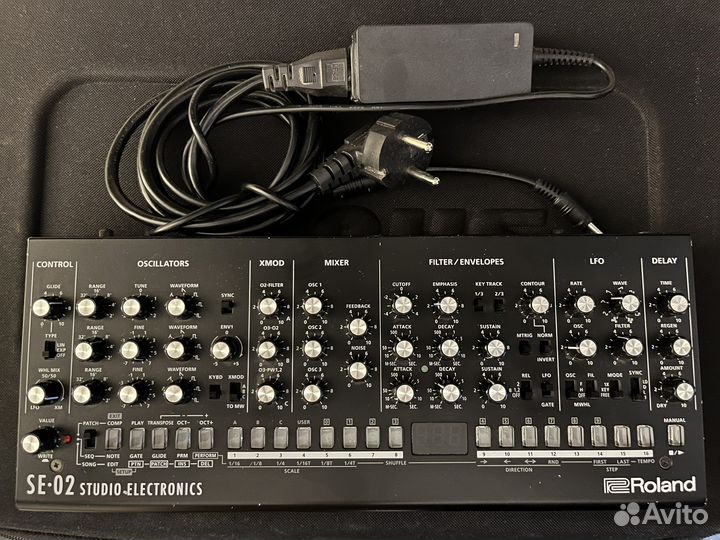Аналоговый синтезатор Roland SE-02