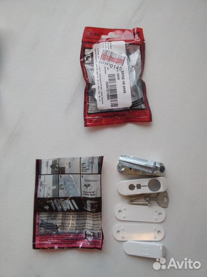 Комплект ручек с замком на окно.(детский замок)