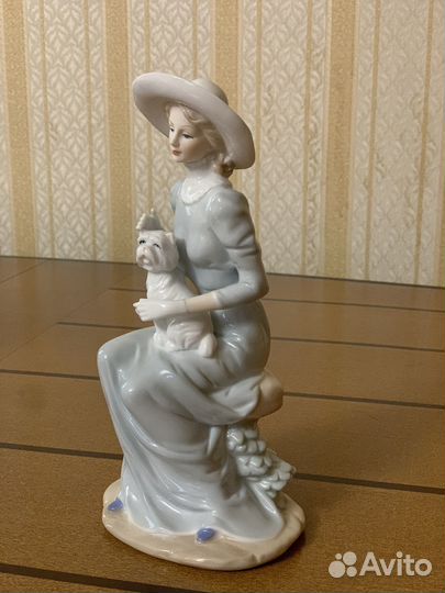 Девушка в шляпе на скамейке,фарфор, 24 см