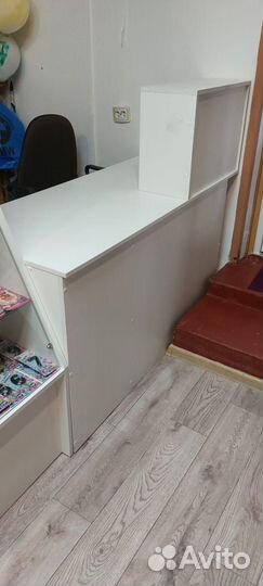 Стол и витрины