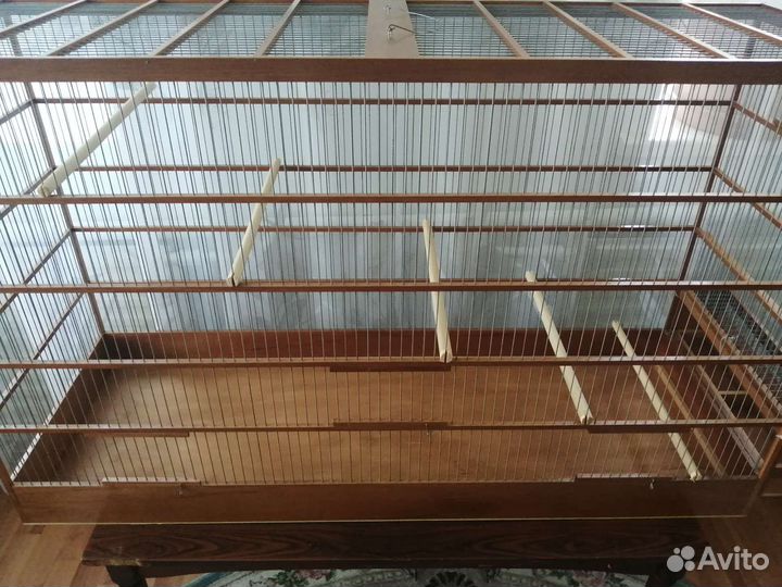 Просторная клетка для попугая