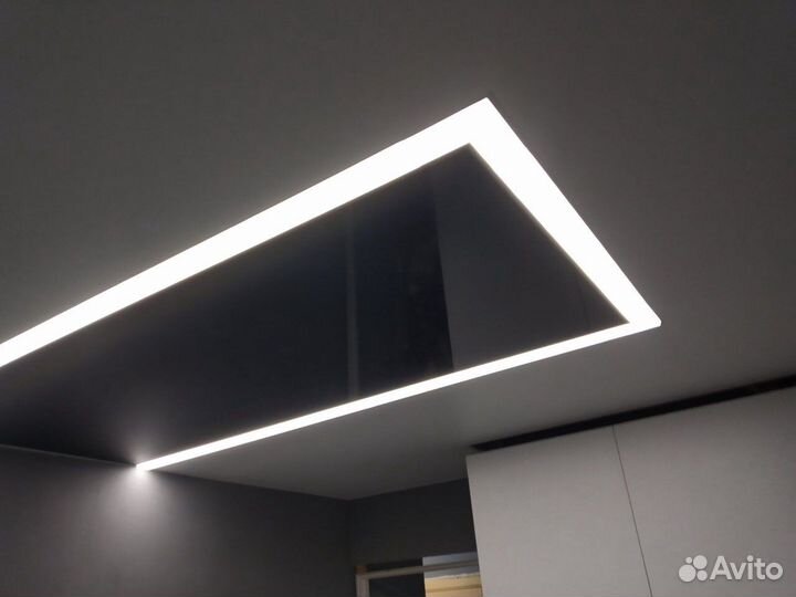 Натяжные потолки с трек освещением