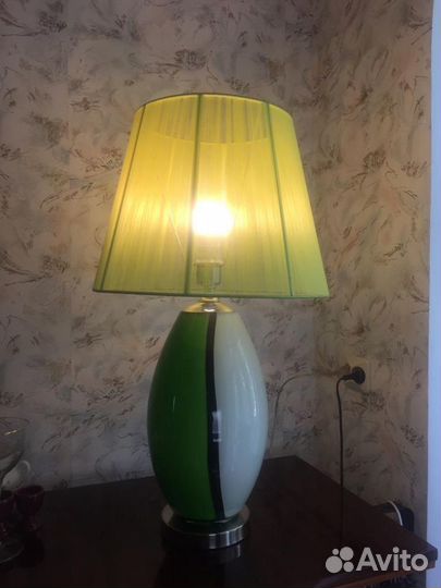Высокая настольная лампа