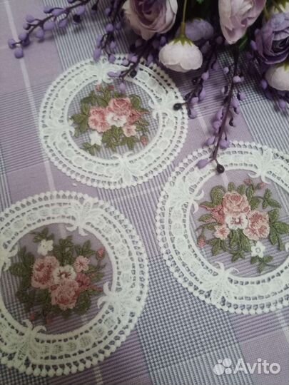 Салфетка вышитая на гипюре