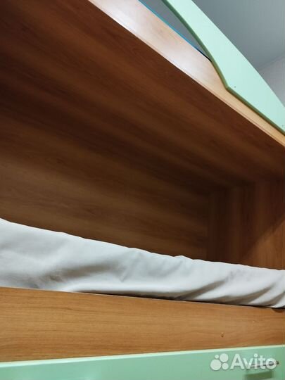 Кровать двухьярусная