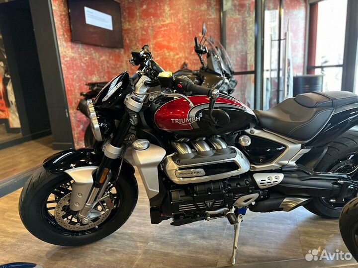 Triumph Rocket III R 2023, цвет Sapphire Black/Car