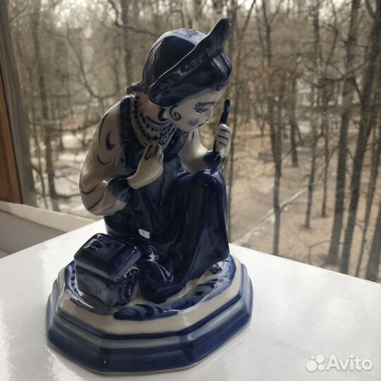 Гжель. Фигурка Девушка с зеркальцем