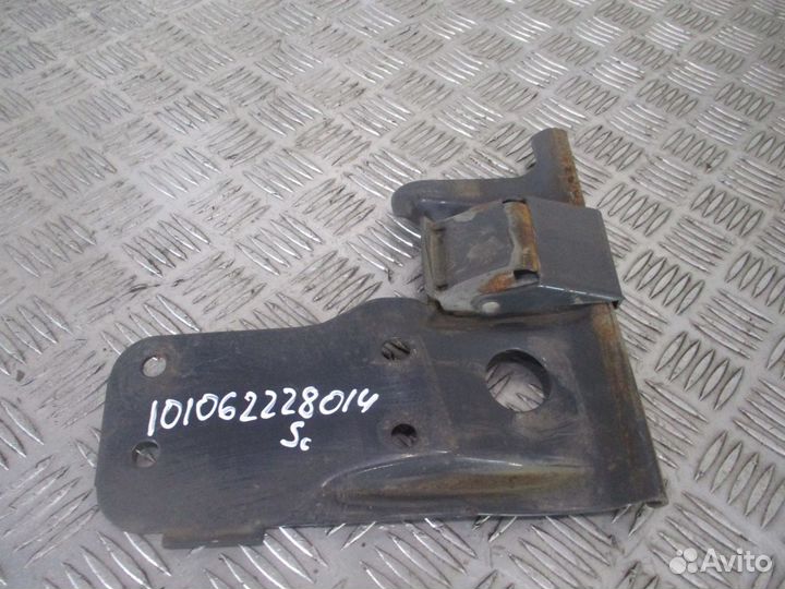 Кронштейн крепления правого переднего брызговика S