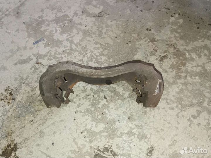 Скоба суппорта передняя левая Peugeot Boxer 250