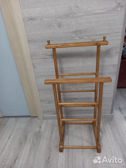 Напольная вешалка из дерева