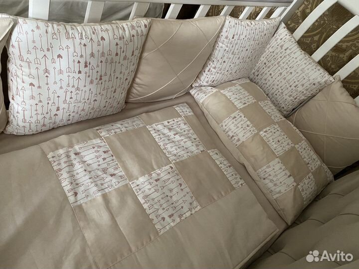 Детская кроватка с маятником