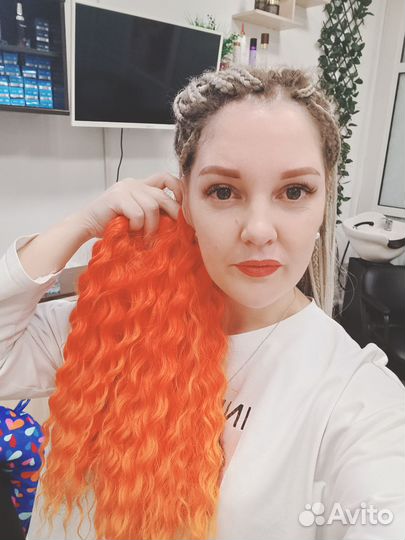 Модель на афрокудри афрокосы