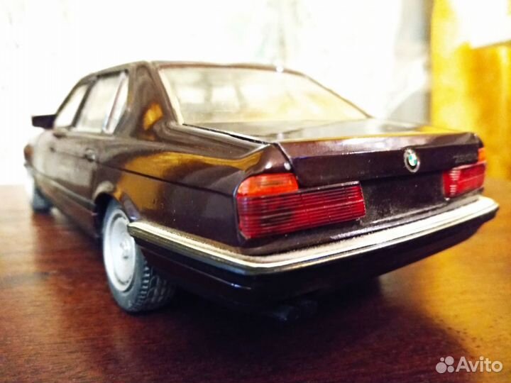 BMW E32 1:24 Германия