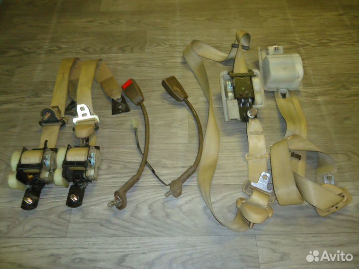 Обшивка правая средней стойки Isuzu Trooper