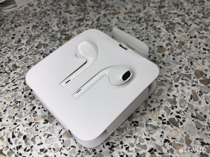 Оригинальные наушники с разъёмом Lightning