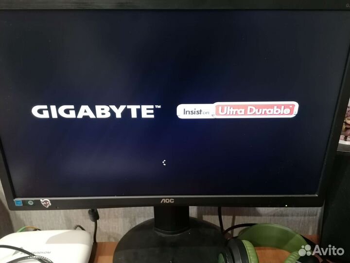 Игровой компьютер с монитором и клавиатурой