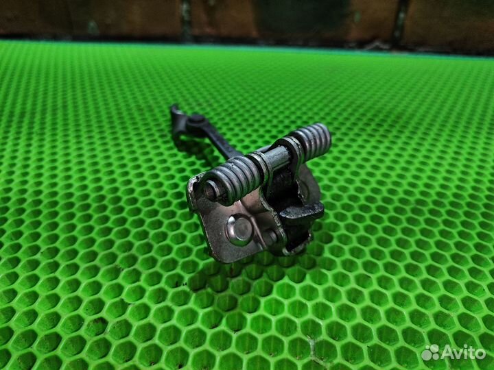 Ограничитель двери Renault Duster