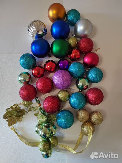 Новогодние шары и гирлянда и елка