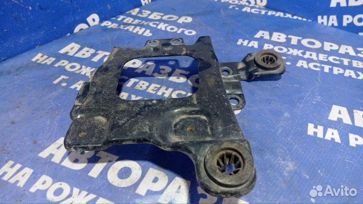 Крепление аккумулятора Ford Focus 2 седан qqdb