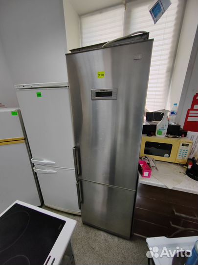 Серебристый холодильник LG.Нержавеющая сталь