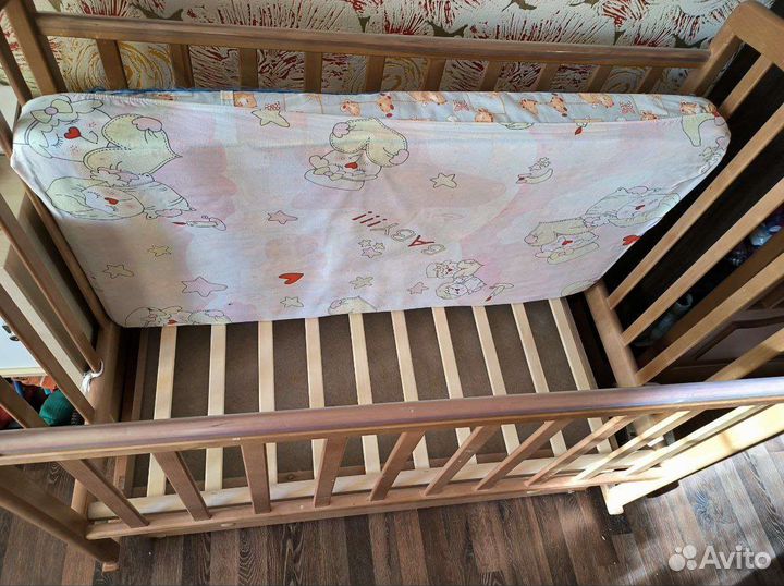 Детская кроватка с маятником и матрасом
