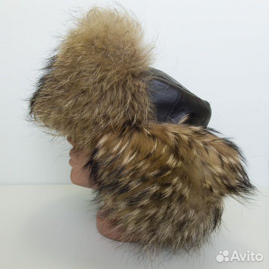 Шапка-ушанка из меха енота и натуральной кожи