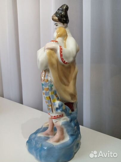 Статуэтка фарфор