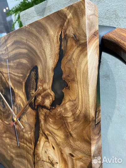 В наличии часы лофт из спила карагача и смолы