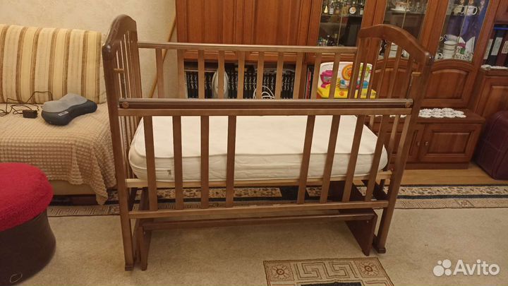 Детская кроватка с маятником