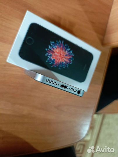 Телефон iPhone se 2016