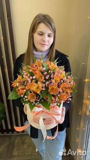 Альстромерии в короьке размер М