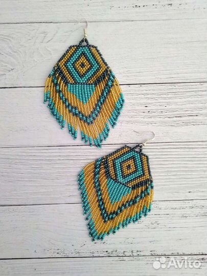 Яркие серьги из бисера