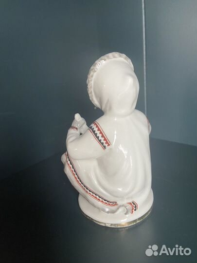 Фарфоровая статуэтка “Девочка-якутка с севрюгой