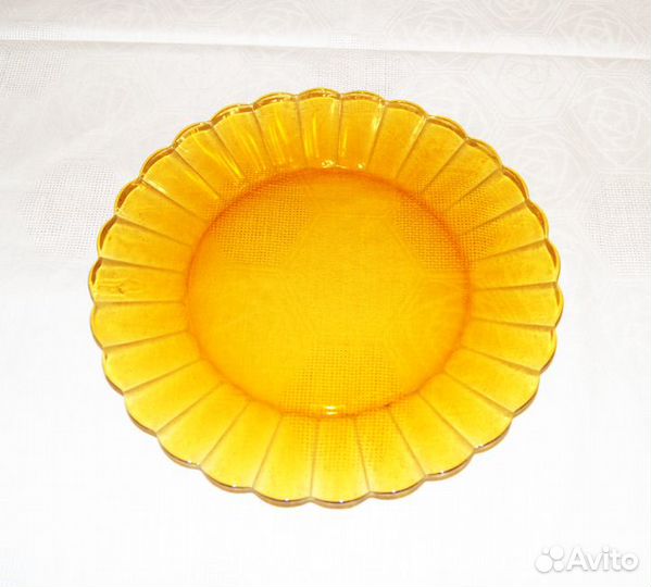 Столовая посуда из светлорыжего стекла