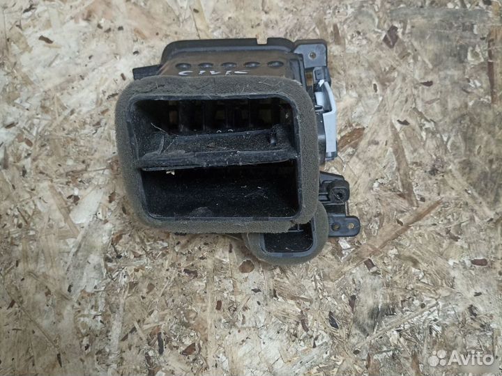 Дефлектор воздушнй левый honda civic 8 4D