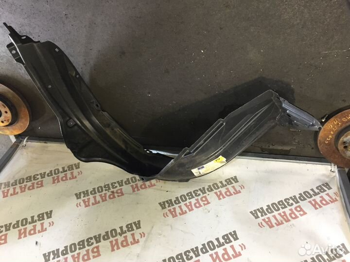 Тойота Ярис подкрылок передний правый Прав