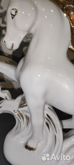 Фарфоровые статуэтки конь-огонь