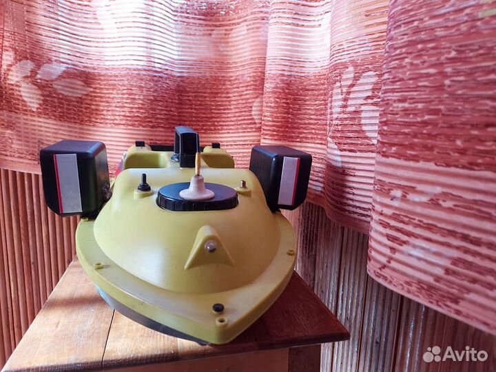 Прикормочный кораблик для рыбалки