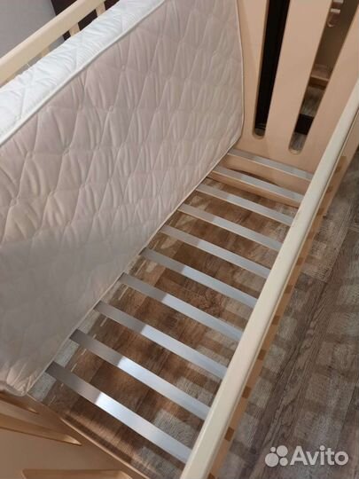 Детская кроватка с маятником